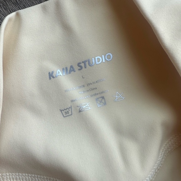 Butter Yellow Workout Set - Picture 4 of 5